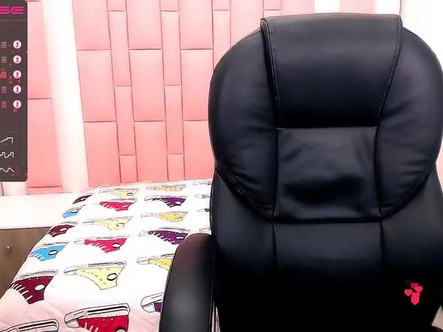 Live sex webcam photo for MollyPatrick2 #272168172