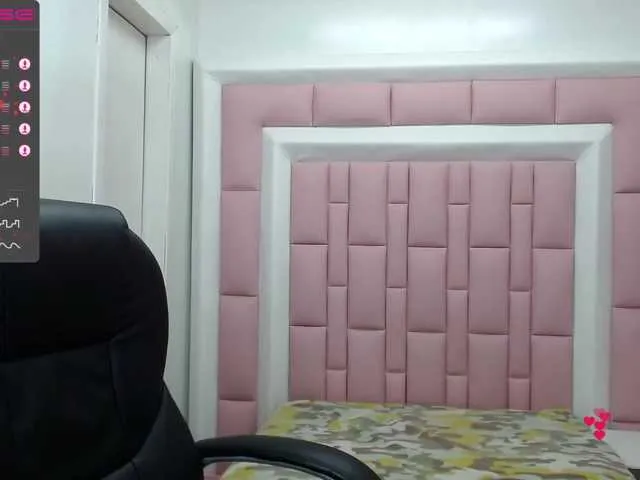 Live sex webcam photo for MollyPatrick2 #272858846