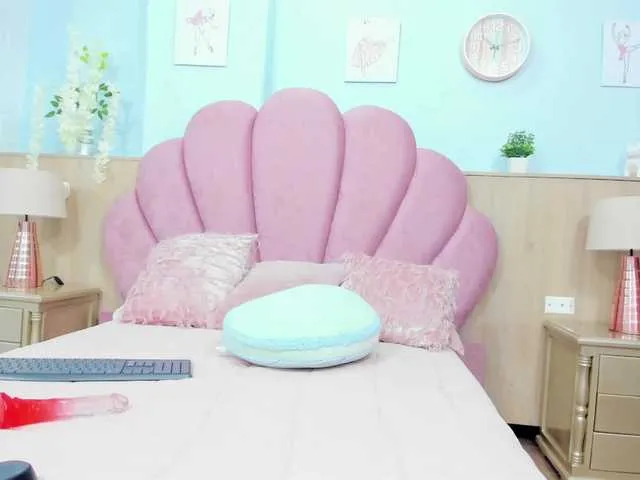 Live sex webcam photo for MollyWinter #273211474