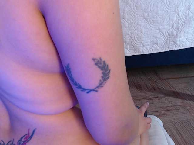 Live sex webcam photo for MollyyCruz #291714499