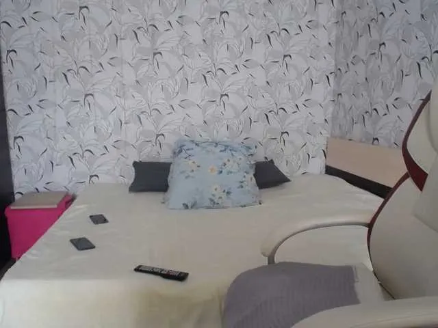 Live sex webcam photo for MomKsenia #273990848