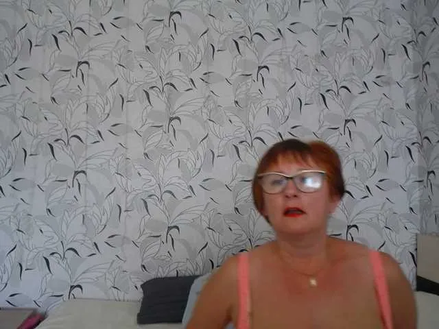 Live sex webcam photo for MomKsenia #274104421