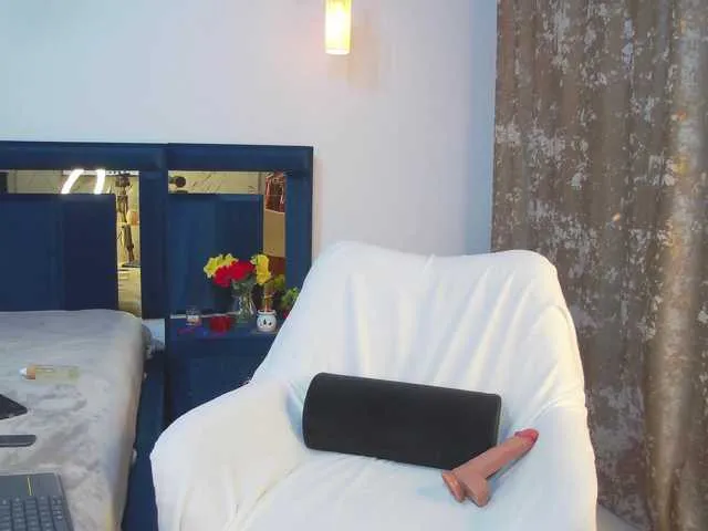 Live sex webcam photo for Mona093 #290750406