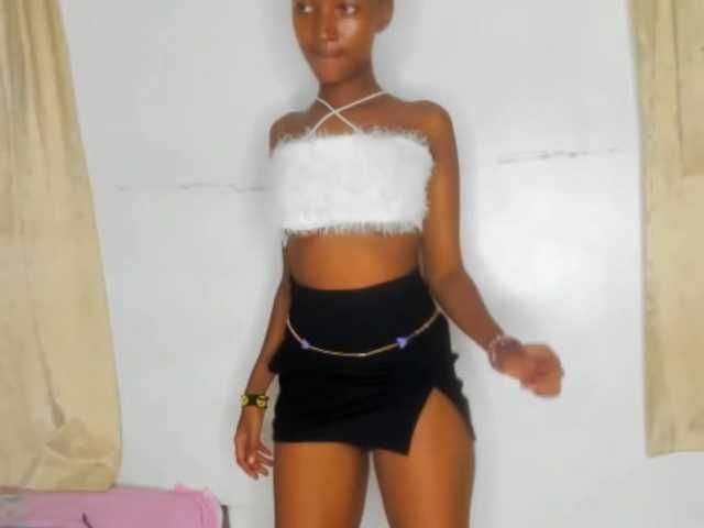 Live sex webcam photo for Monalisalisa #291773177