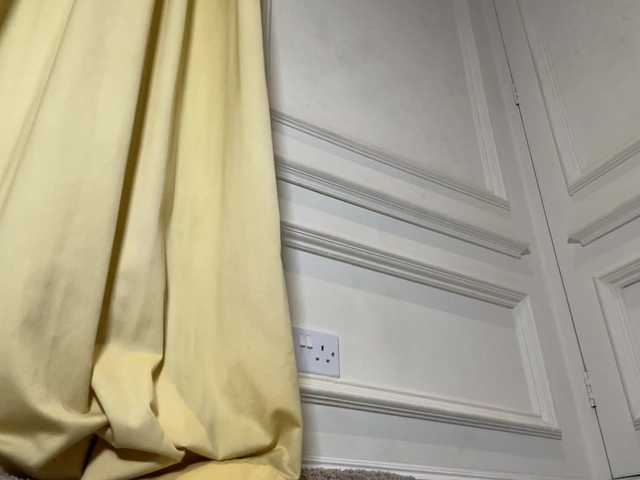 Live sex webcam photo for MonicaBel #277639756