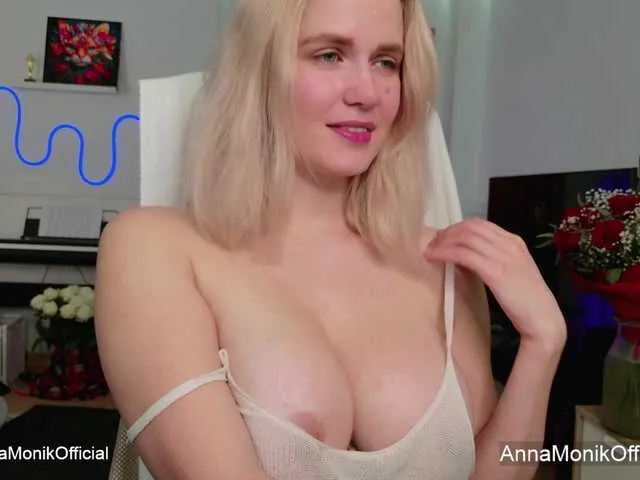 Live sex webcam photo for MonikAnna #290799844