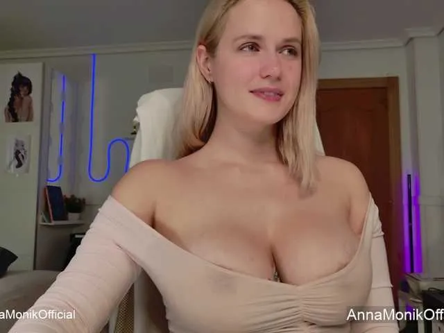 Live sex webcam photo for MonikAnna #290878744