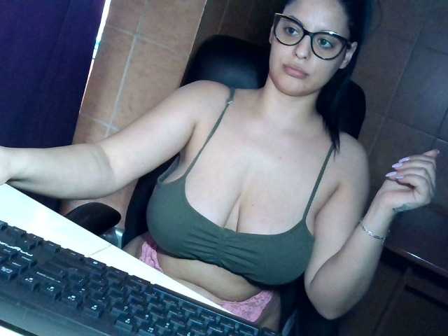 Live sex webcam photo for MoniqQuuen #272941765