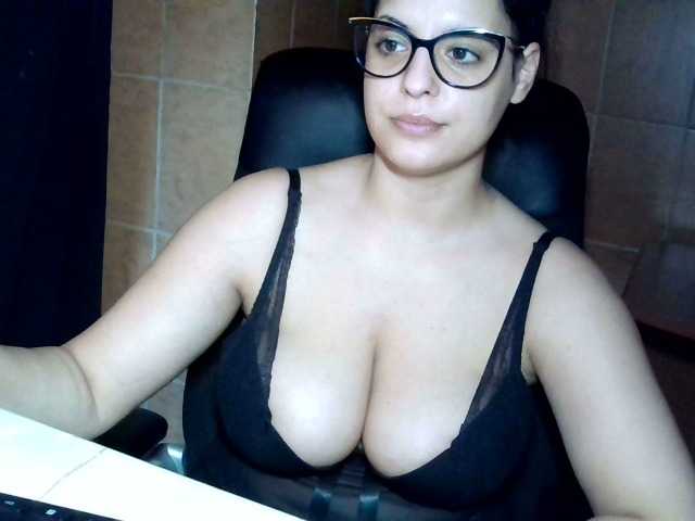 Live sex webcam photo for MoniqQuuen #273602214