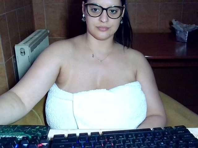 Live sex webcam photo for MoniqQuuen #278229130