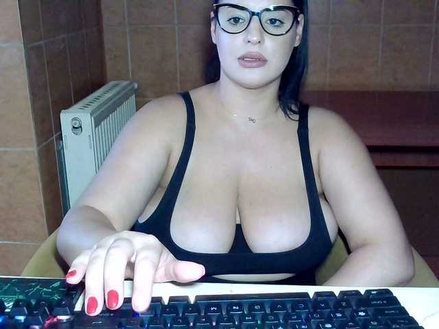 Live sex webcam photo for MoniqQuuen #289319918