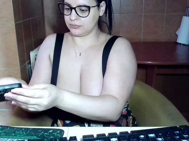 Live sex webcam photo for MoniqQuuen #290534589