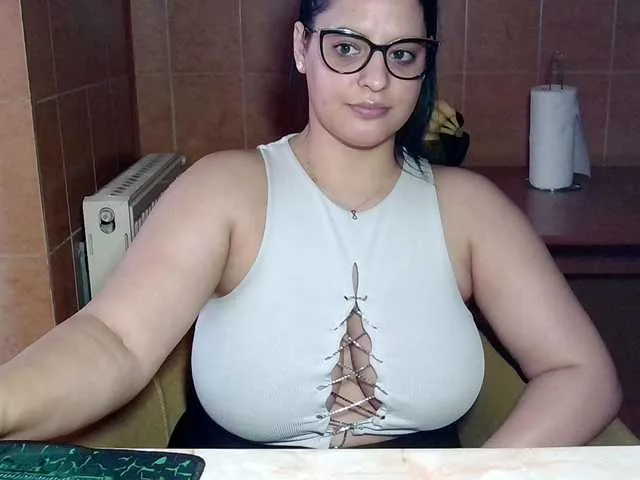 Live sex webcam photo for MoniqQuuen #290553867