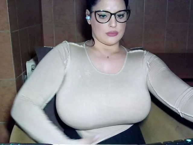 Live sex webcam photo for MoniqQuuen #290806192