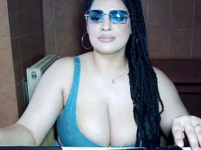 Live sex webcam photo for MoniqQuuen #290930236