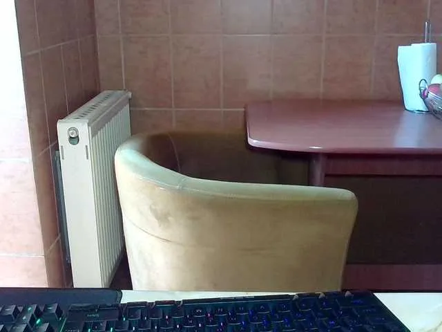 Live sex webcam photo for MoniqQuuen #291014443