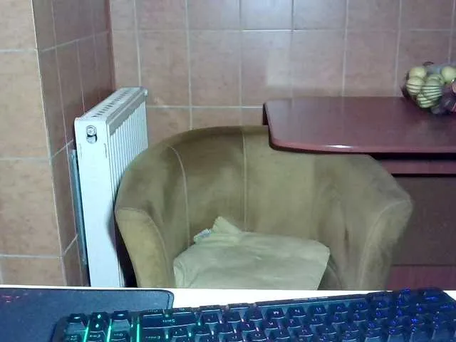 Live sex webcam photo for MoniqQuuen #291043807