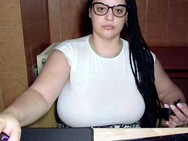 Live sex webcam photo for MoniqQuuen #292065234