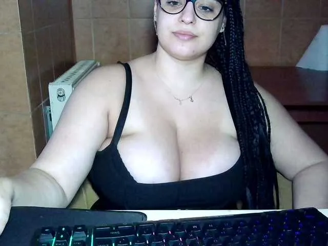 Live sex webcam photo for MoniqQuuen #292081201