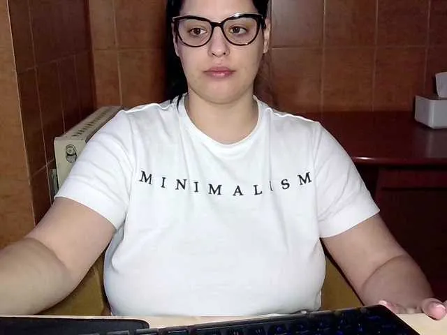 Live sex webcam photo for MoniqQuuen #292368944