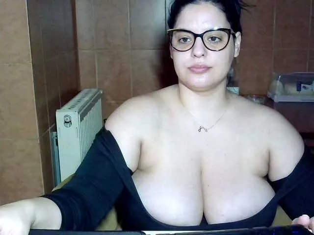 Live sex webcam photo for MoniqQuuen #293229830