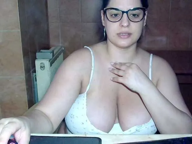 Live sex webcam photo for MoniqQuuen #294012326