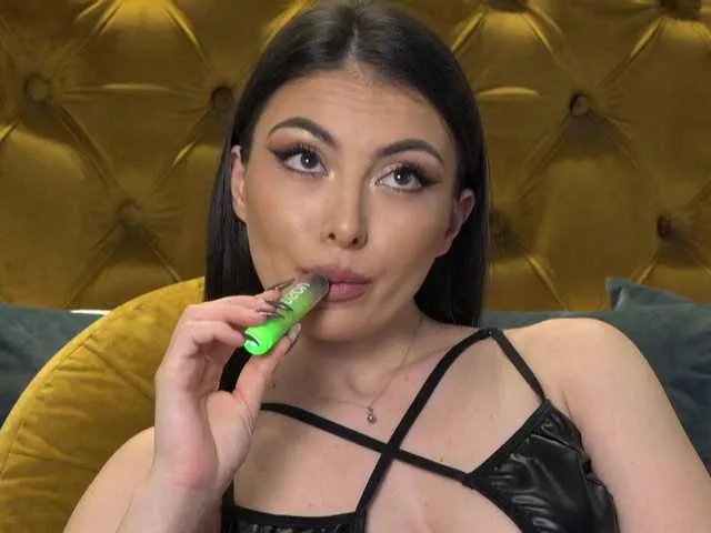 Live sex webcam photo for MoniqueMinx #290840397