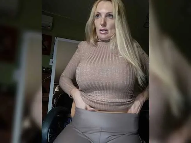 Live sex webcam photo for MonnaSky #272970443