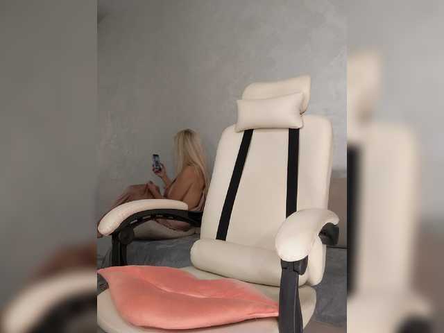 Live sex webcam photo for MonnaSky #276321861