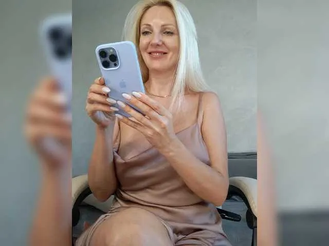 Live sex webcam photo for MonnaSky #276384196