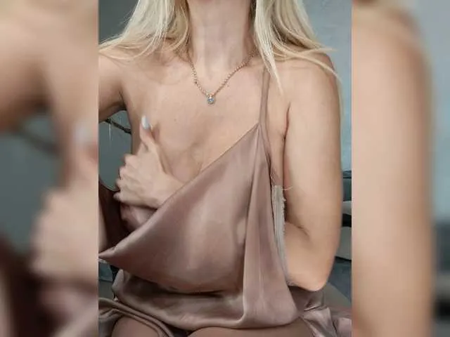 Live sex webcam photo for MonnaSky #276427412