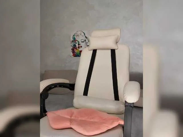 Live sex webcam photo for MonnaSky #278110599