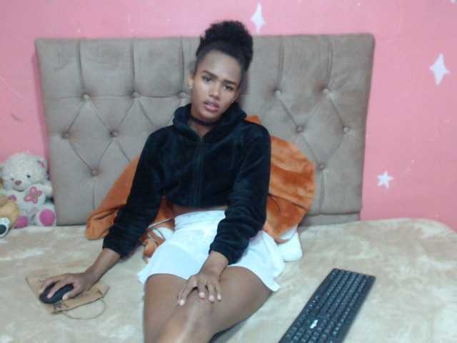 Live sex webcam photo for Monserrathhot #273576421