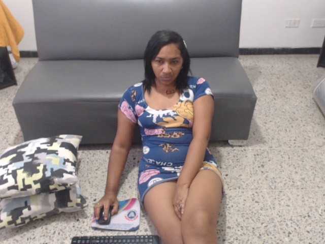 Live sex webcam photo for Morenasexy238 #275864723