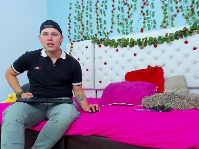 Live sex webcam photo for Morgan-noah77 #273876788