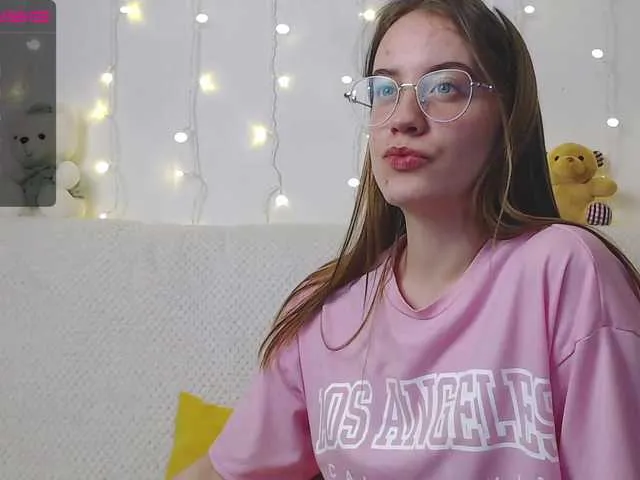 Live sex webcam photo for MuaMuaMary11 #272555485