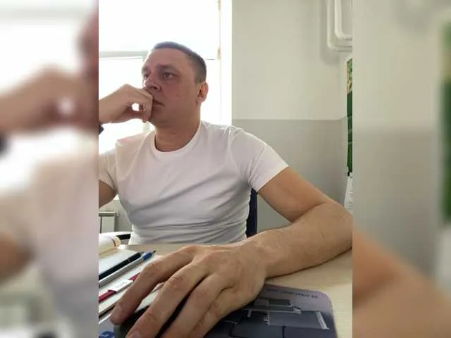 Live sex webcam photo for Mudryy-yevrey #275486636