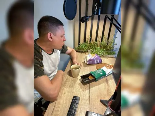 Live sex webcam photo for Mudryy-yevrey #275506876