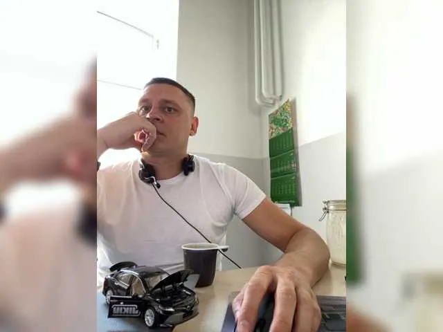 Live sex webcam photo for Mudryy-yevrey #275522742