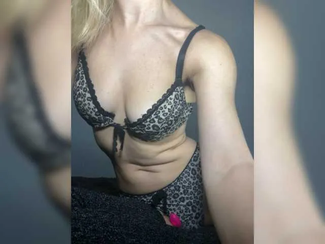Live sex webcam photo for My-love33 #275701339