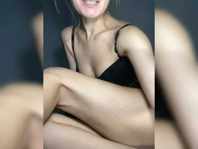 Live sex webcam photo for My-love33 #276596422