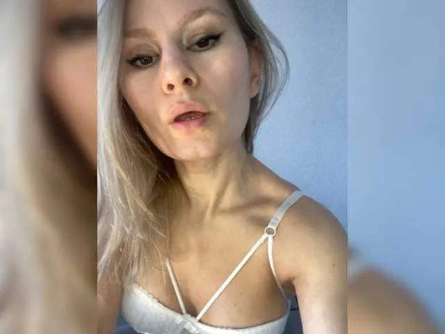 Live sex webcam photo for My-love33 #277422151