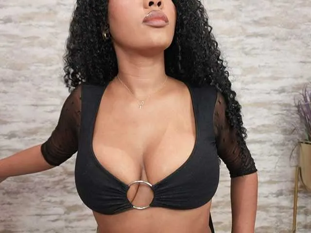 Live sex webcam photo for Nahomixjones #294135235