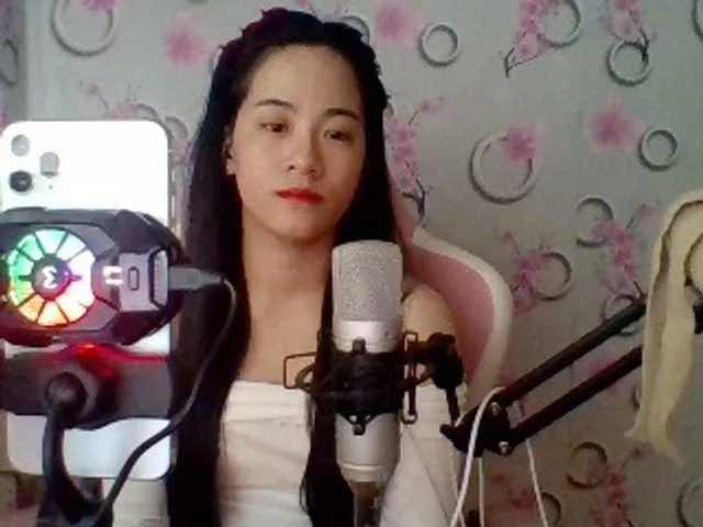 Live sex webcam photo for Nana-68 #290572775