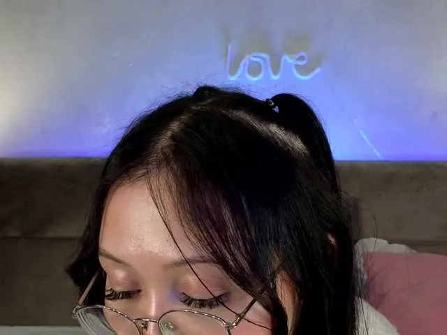 Live sex webcam photo for NaomiAsian #290671232