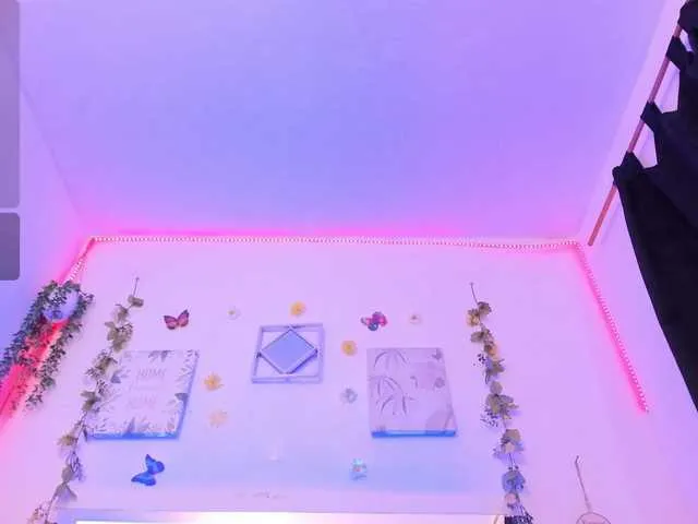 Live sex webcam photo for NaomySaenz #291803400