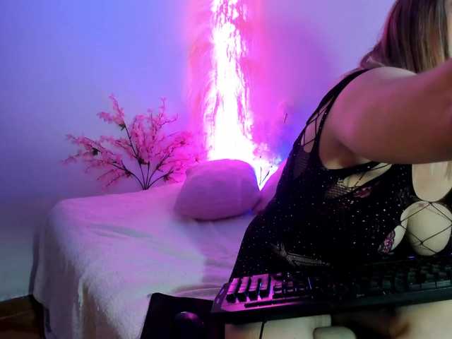 Live sex webcam photo for NatashaCooper20 #290455786