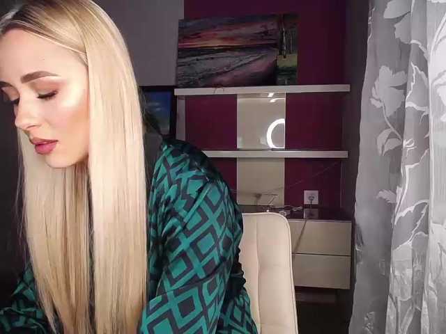 Live sex webcam photo for NaughtyBlond4 #276916078