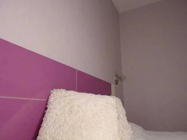 Live sex webcam photo for NaughtyBlond4 #290502672