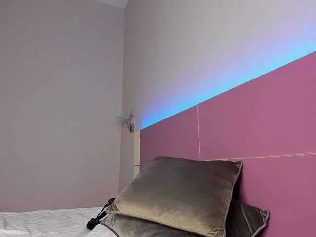 Live sex webcam photo for NaughtyBlond4 #291407303